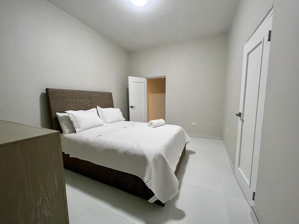 Stunning 3-br In Condado Apartamento *